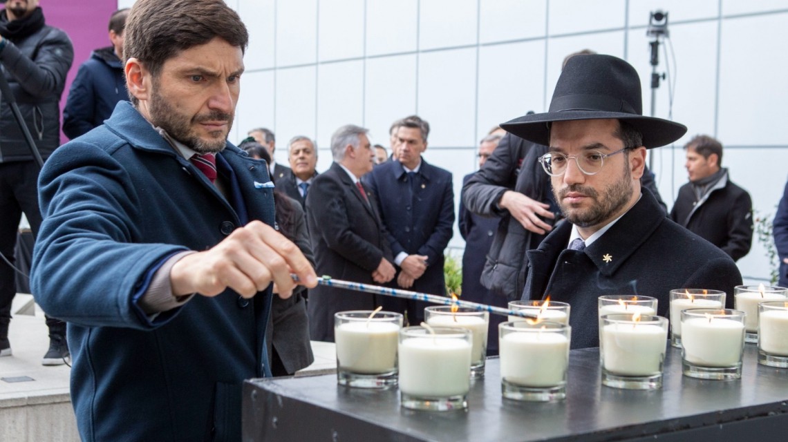 Pullaro reafirma el compromiso de Santa Fe con la memoria y la justicia en acto de la AMIA | Información General