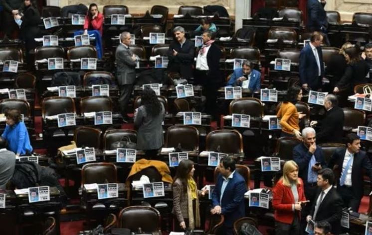 Diputados: colocaron carteles con el mensaje “Buscando a Loan” | Política y Economía