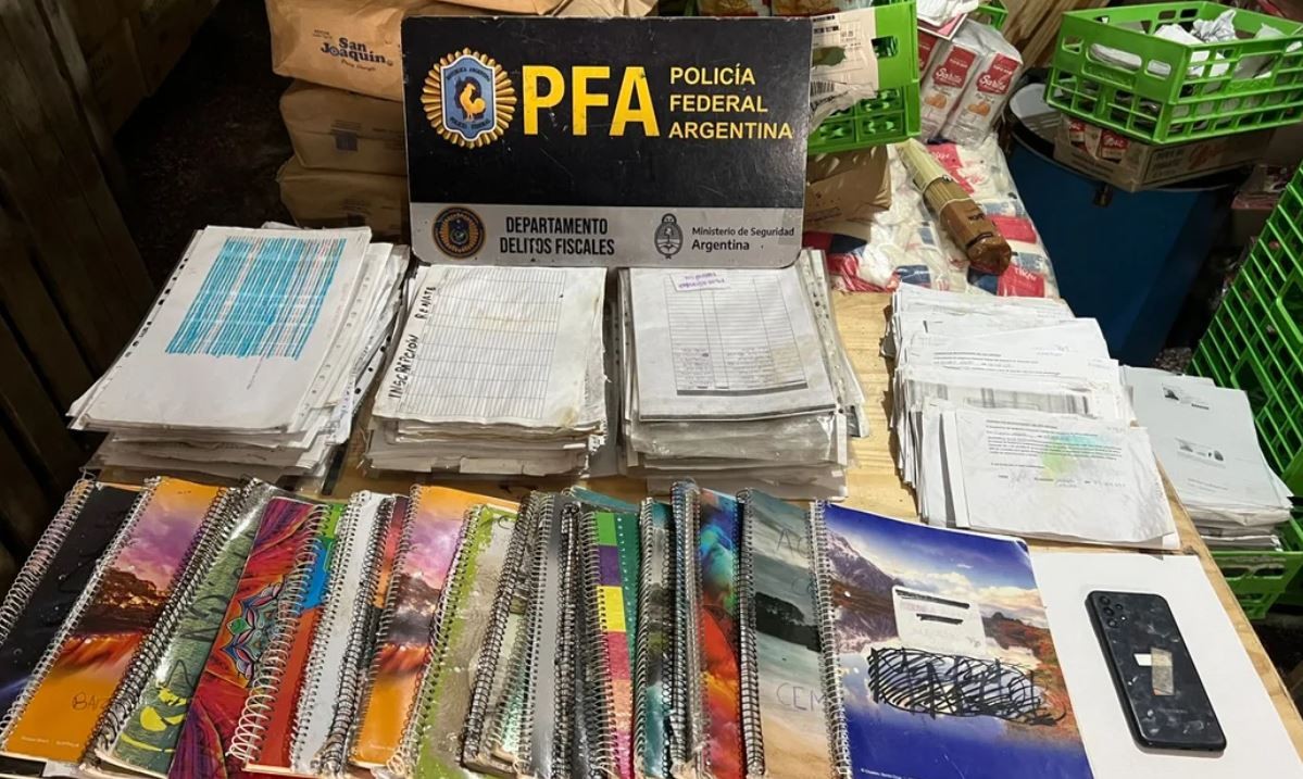 Allanaron catorce domicilios vinculados a movimientos sociales en la causa que investiga extorsión a beneficiarios | Información General