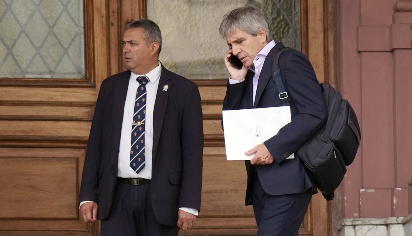 Caputo anunció la segunda etapa del plan económico y fijó las condiciones para salir del cepo y bajar el Impuesto País | Política y Economía