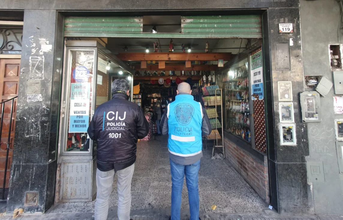 Allanaron varios santerías en CABA y hallaron gran cantidad de material para fabricar explosivos | Información General