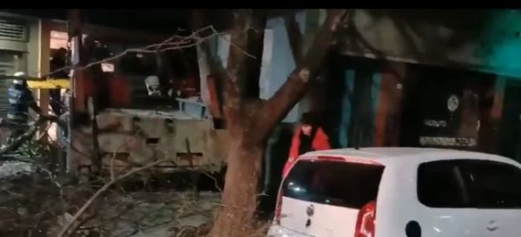 Un camión chocó a dos autos y terminó incrustado en un edificio en Flores | Información General