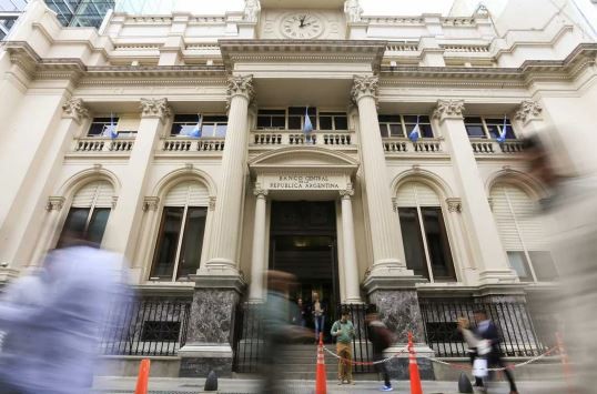 Bancos expresaron su respaldo a las medidas anunciadas por Caputo | Economía y negocios