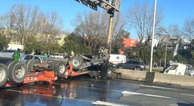 Brutal choque: un camión quedó partido en dos y una persona resultó herida | Información General