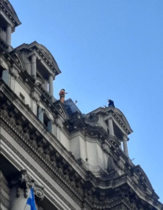 Un hombre amenazó con suicidarse y la policía logró rescatarlo | Información General