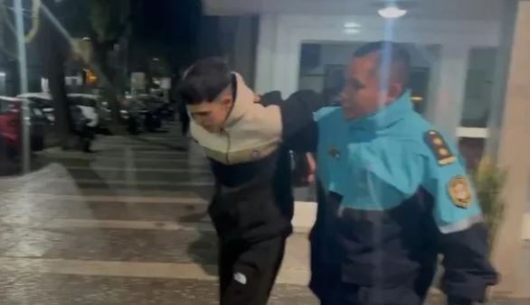 Castelar: joven presumía con un arma en una plaza y mató a un amigo | Información General