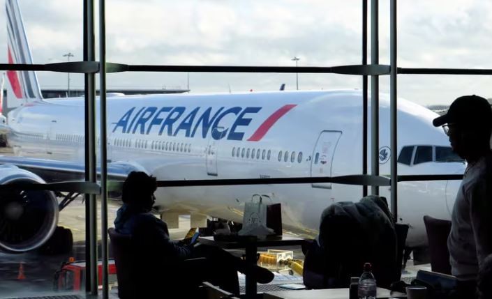 "Humo a bordo": un avión que viajaba de Buenos Aires a Francia tuvo que aterrizar de emergencia en Tenerife | Información General