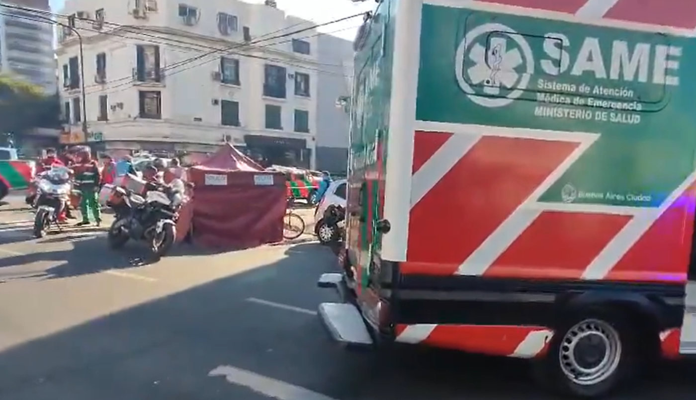 Peatón cruzaba la calle, se cayó, lo atropellaron y murió | Información General