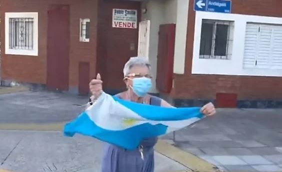 La "abuela la la la", quien se hizo conocida durante el Mundial, fue víctima del cuento del tío | Información General