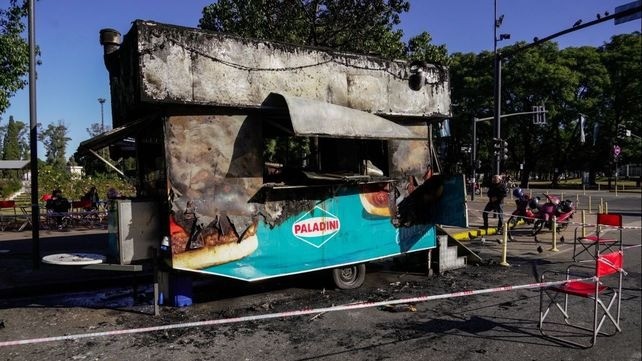 Feroz incendio: un carrito del parque Independencia quedó completamente destruido | Rosario y la región