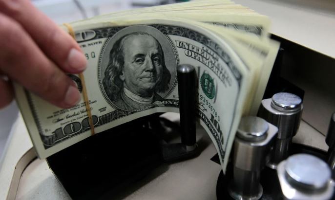 El dólar blue subió a $1.440 para la venta y tocó un nuevo récord en el inicio de la semana | Economía y negocios