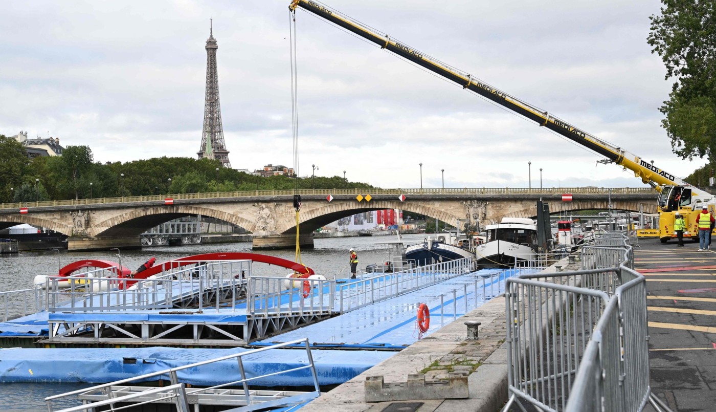 Un artista vende botellas de agua del Sena para denunciar costo de la descontaminación para los JJ OO de París | Internacionales
