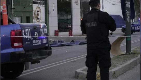 Asesinaron a un joven de 19 años cuando operaba un montacargas y dejaron una nota amenazante | Información General