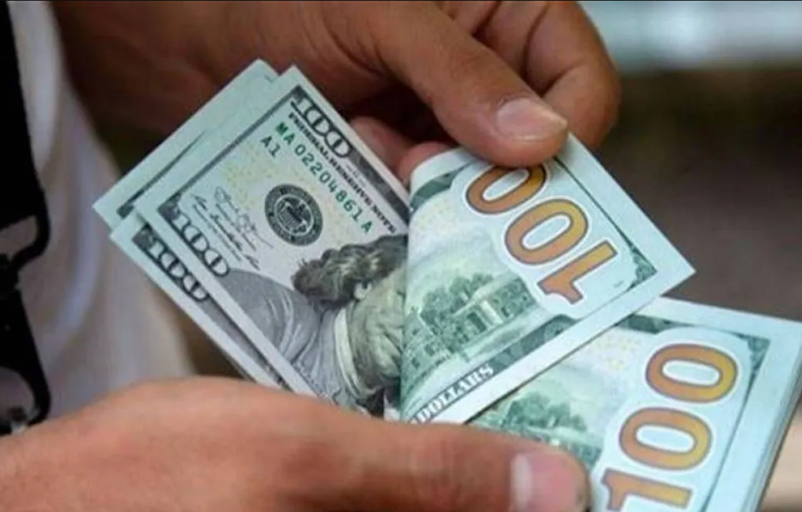 El dólar blue sigue su marcha alcista y alcanza un nuevo récord de $1.500 | Economía y negocios