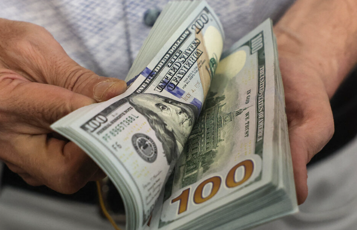 Tras los anuncios del Gobierno, el dólar blue frena la escalada y se ubica en $1.440 | Economía y negocios