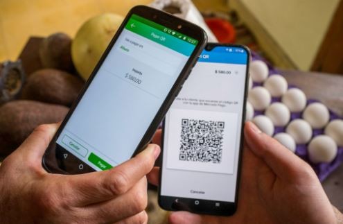 Interoperabilidad activada: los pagos con QR ya pueden hacerse desde cualquier aplicación bancaria o fintech | Política y Economía