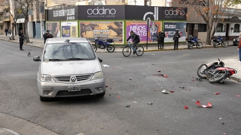 Un motociclista está grave tras chocar con un auto | Rosario y la región