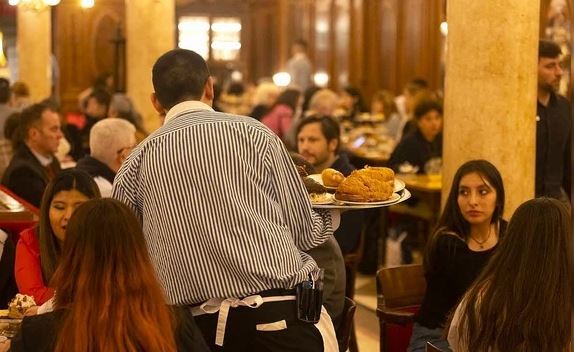 Las propinas siguen siendo voluntarias pero se podrán sumar al ticket gastronómico | Información General