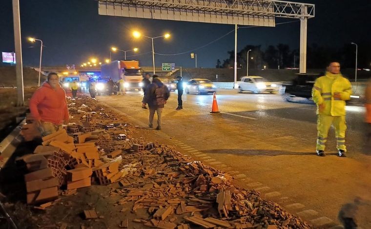 Volcó en avenida Circunvalación con material de construcción y se llevaron la mercadería | Rosario y la región