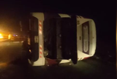 Volcó un micro de pasajeros en la Ruta 2: al menos 9 heridos | Información General