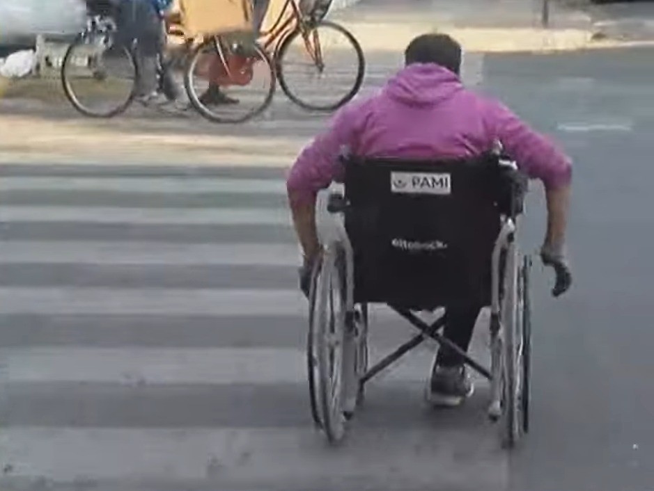 El vendedor que fue atropellado por un camión recibió una nueva silla de ruedas y volvió a la calle | Rosario y la región