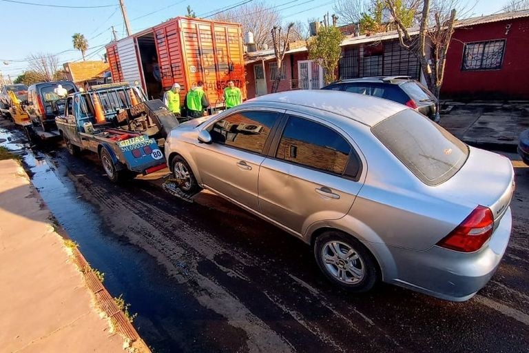 Luego de reiterados incendios, retiran los vehículos incautados en la comisaría 32 | Rosario y la región