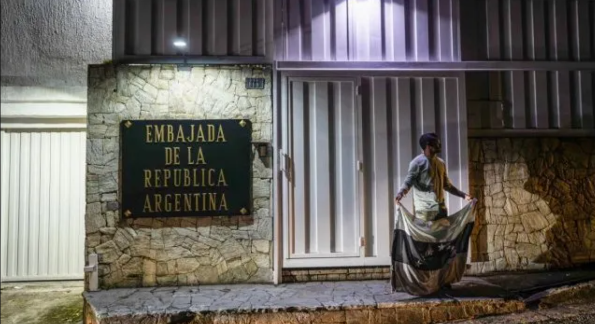 Argentina repudió "hostigamiento" a su embajada en Venezuela: cortaron la luz | Política y Economía