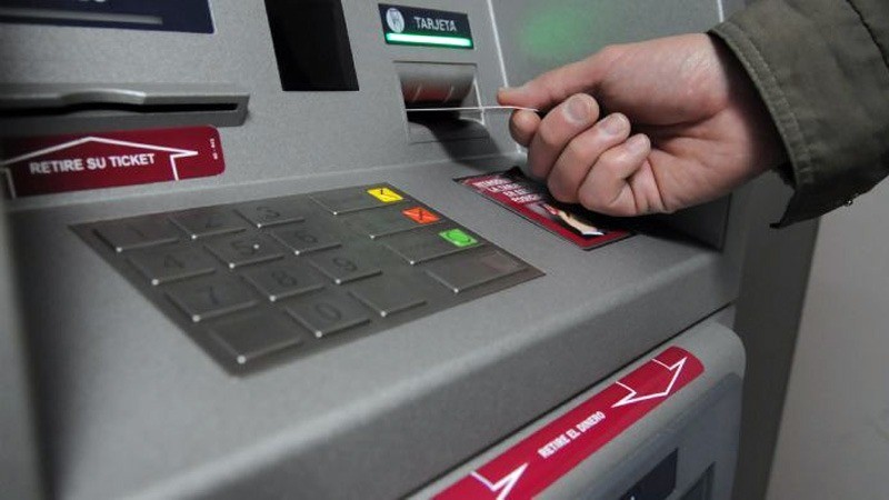 Olvidó la tarjeta en el cajero, se la robaron y el ladrón que la usó fue detenido | Rosario y la región