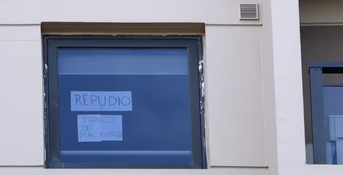 "Tipico de machirulo": el cartel que colocó un vecino de Alberto Fernández | Política y Economía