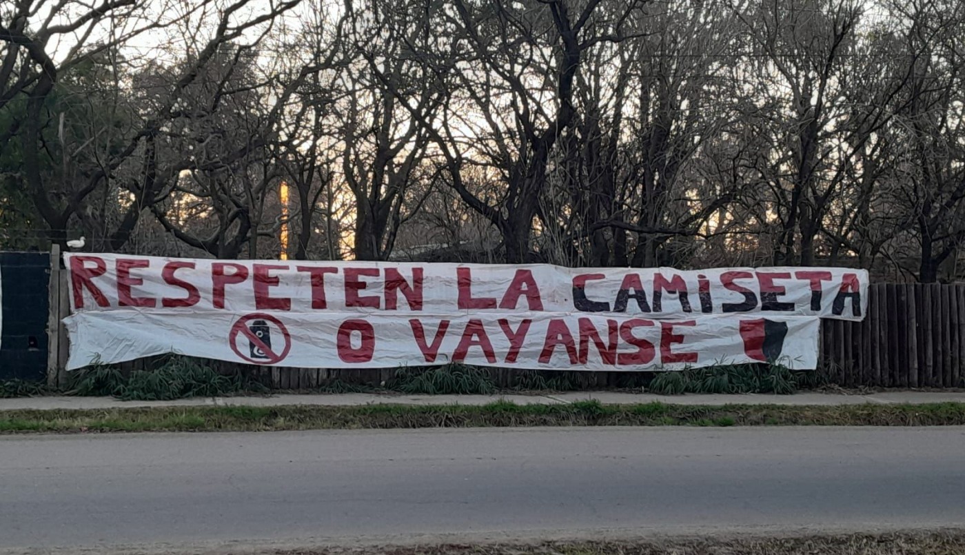 Apareció una bandera en el predio de Newell´s: “Respeten la camiseta o váyanse” | Rosario y la región
