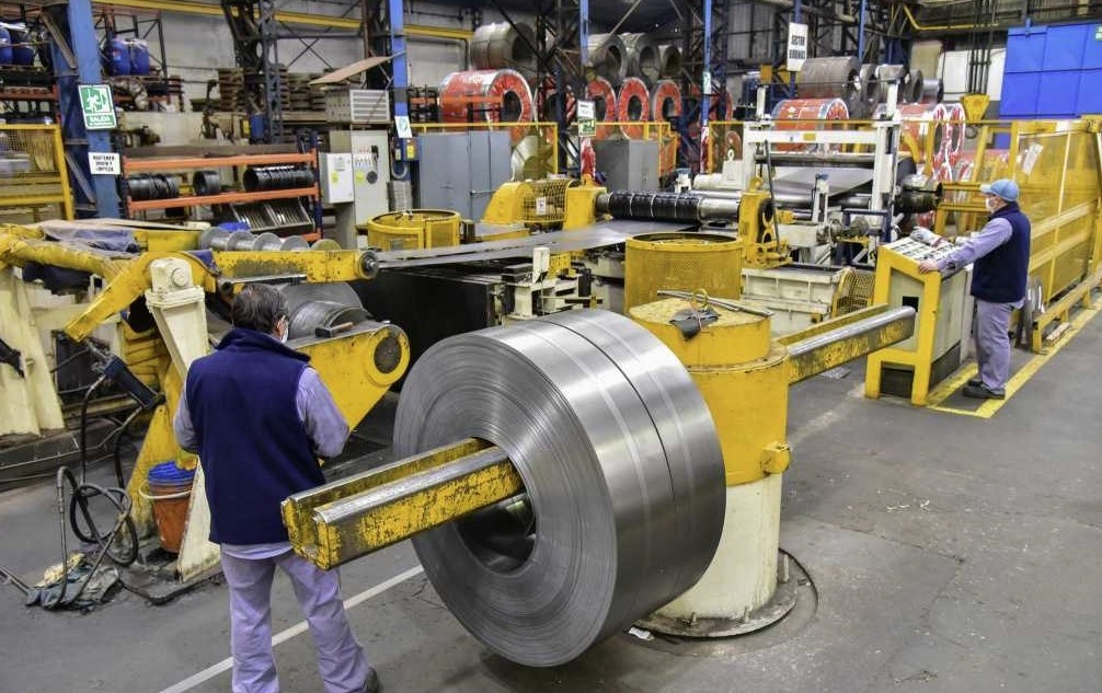 La industria ya acumula 13 meses de caída y preocupa el impacto sobre el empleo | Política y Economía