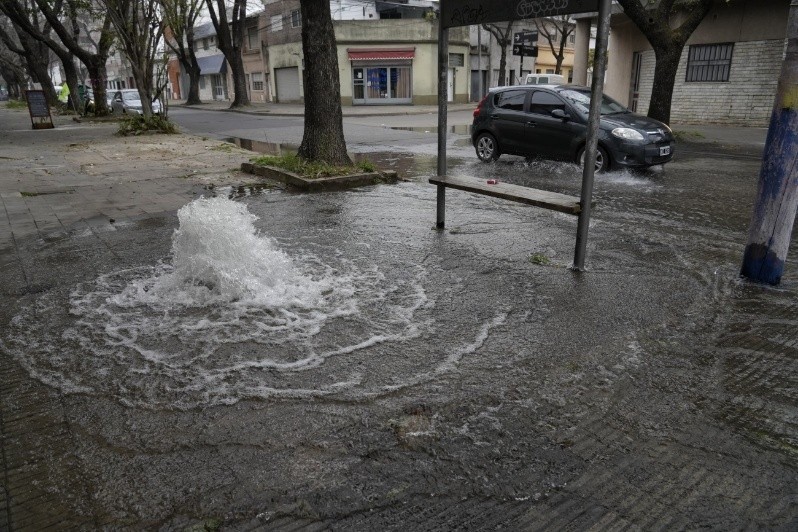 Indignante pérdida de agua potable en zona sur | Rosario y la región