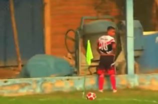 Insólito: se puso a orinar al costado de la cancha y fue expulsado | Deportes