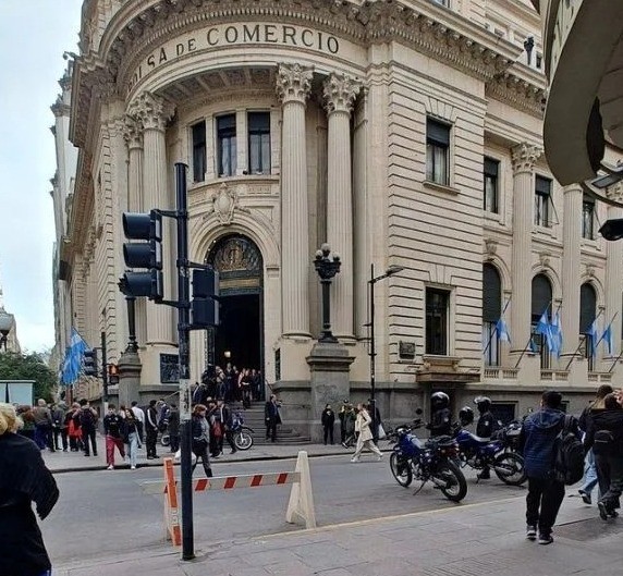 Amenazas de bomba en la Bolsa de Comercio y el Aeropuerto de Rosario, a horas de la visita del presidente | Rosario y la región