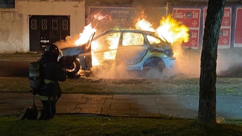 Se incendiaron dos autos durante la madrugada en distintas zonas de Rosario | Rosario y la región