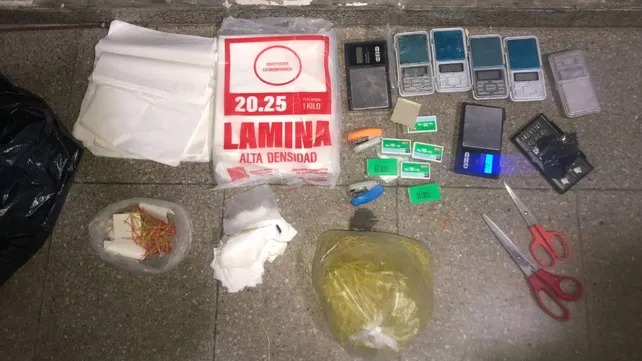 Vio un patrullero y descartó una bolsa con elementos para vender droga | Rosario y la región