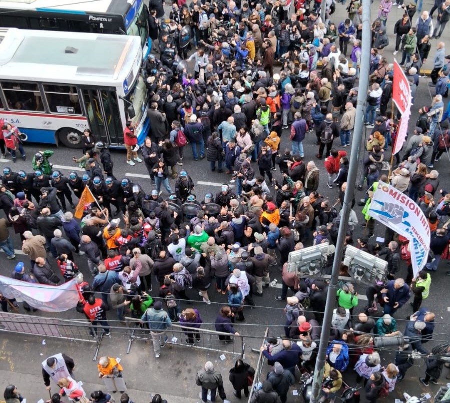 Tensión en el Congreso: reprimieron a jubilados que protestaban contra el veto a la ley | Información General