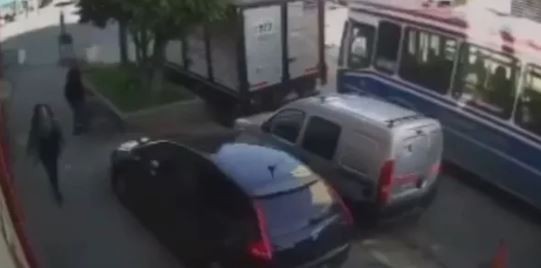 Cambiaba el repuesto del camión y murió aplastado por un colectivo en Laferrere | Información General