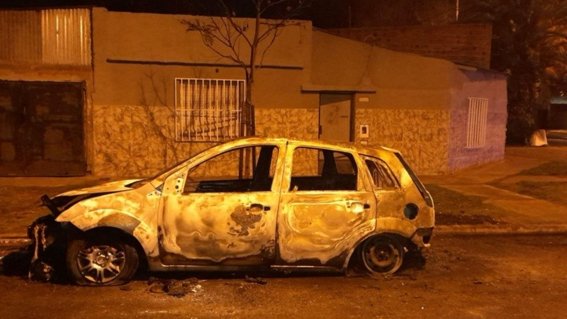 Zona sur: investigan el incendio de un auto | Rosario y la región
