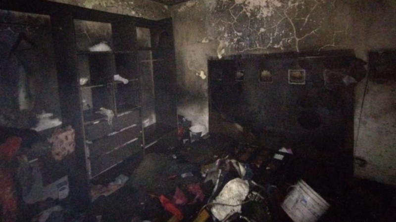 Un colchón prendió fuego y las llamas arrasaron con una habitación de la casa en barrio Matheu | Rosario y la región