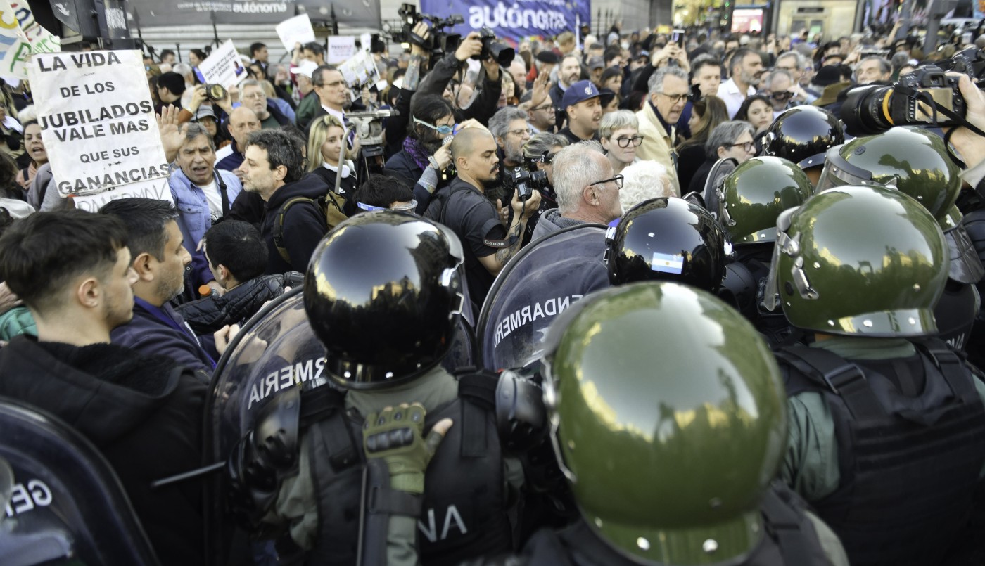 Incidentes frente al Congreso durante una nueva movilización de jubilados contra el veto presidencial | Política y Economía