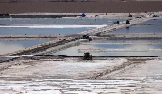 Se reduce la explotación de litio ante la baja de precios internacionales y se generan conflictos sindicales | Economía y negocios