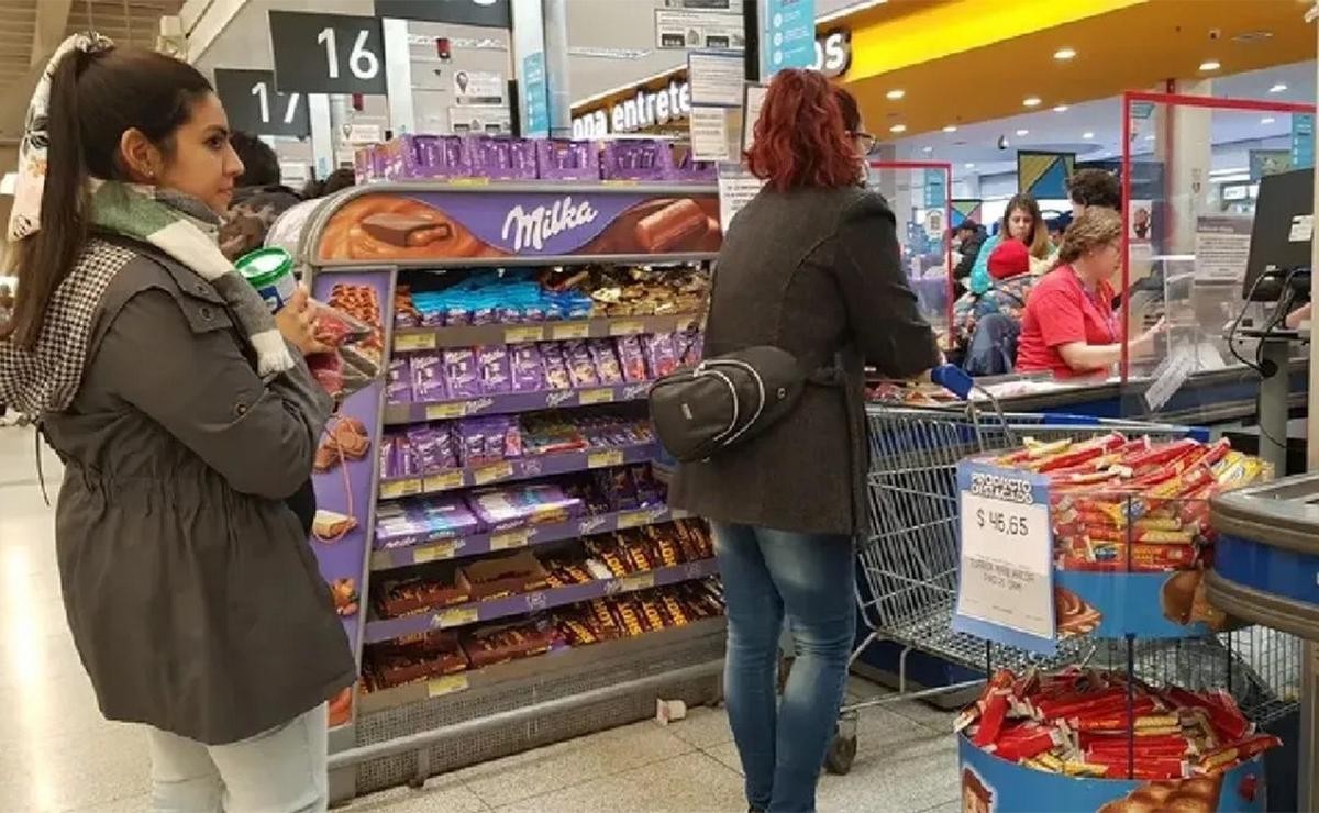 Prohíben productos "ultraprocesados" en zona de cajas de supermercados | Rosario y la región