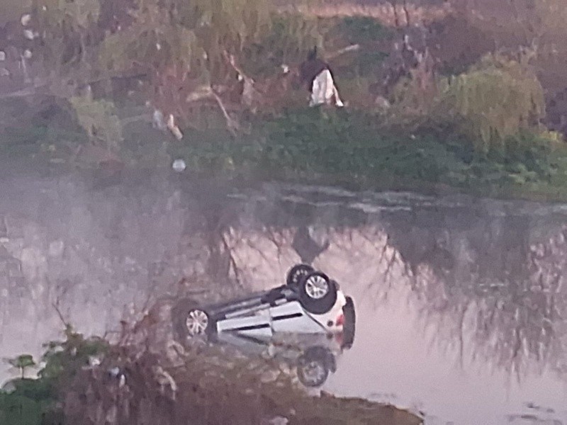 Un hombre perdió el control de su vehículo y terminó en medio del Saladillo | Rosario y la región