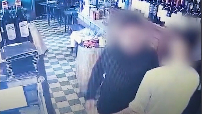 Video: un hombre estaba alcoholizado, amenazó a una moza de un bar y quedó detenido | Rosario y la región