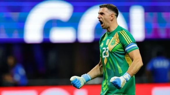 En Colombia pidieron una sanción ejemplar contra "Dibu" Martínez por la agresión a un camarógrafo | Deportes