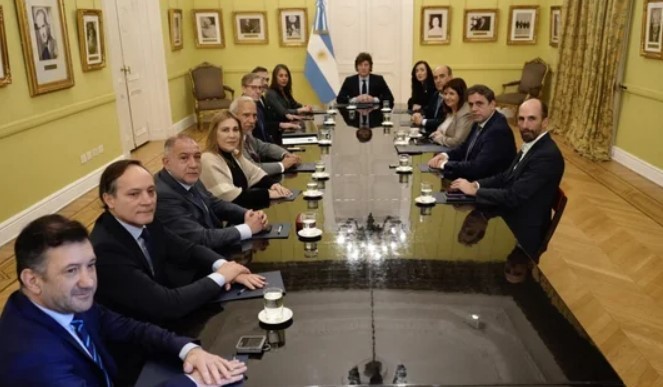 Milei recibió a un grupo de senadores aliados y busca revertir los resultados legislativos | Política y Economía