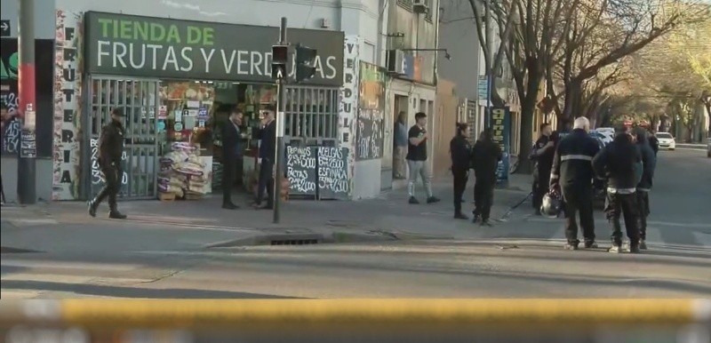 Un hombre esquivó un control, atropelló a un inspector y se escondió en una verdulería | Rosario y la región