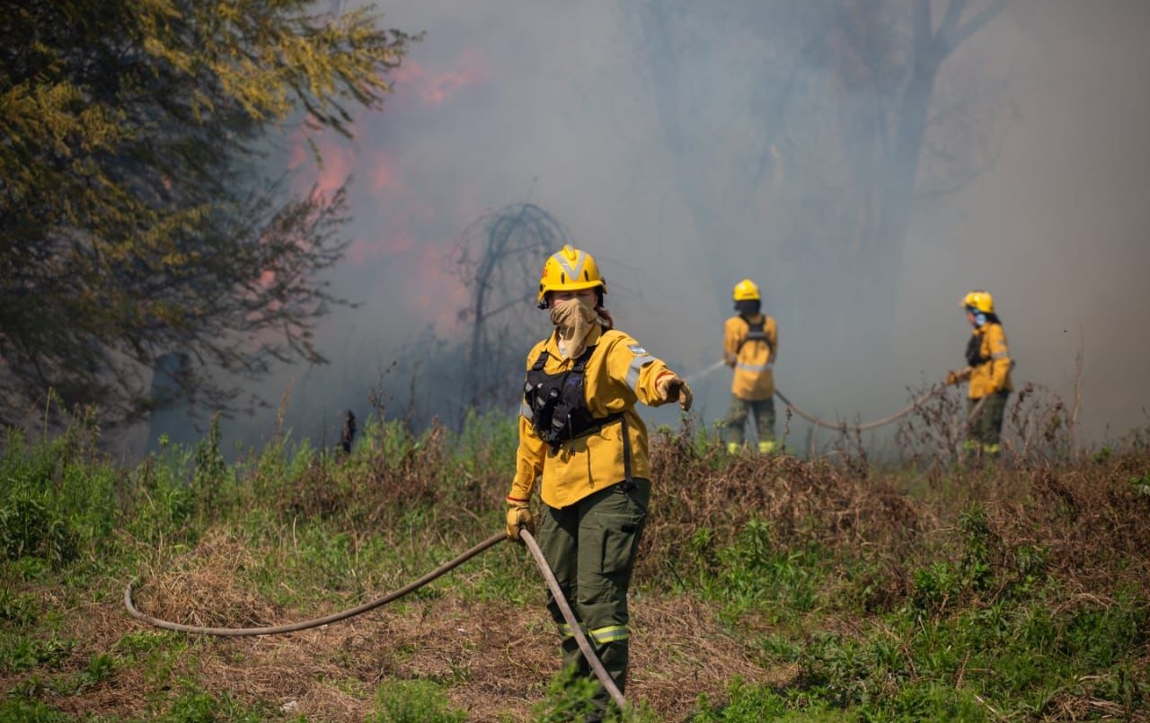 Brigadistas santafesinos lograron contener los focos ígneos en islas entrerrianas | Rosario y la región