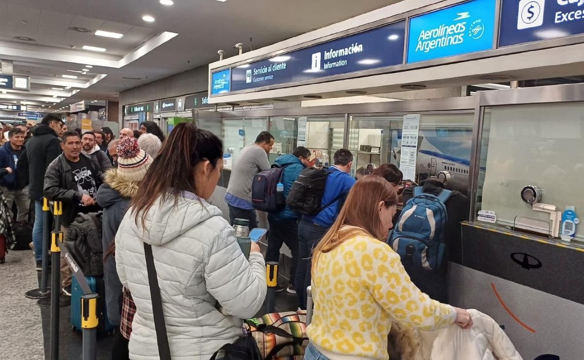 Sigue hasta el mediodía el paro que aeronáutico que afecta a 37 mil pasajeros | Información General